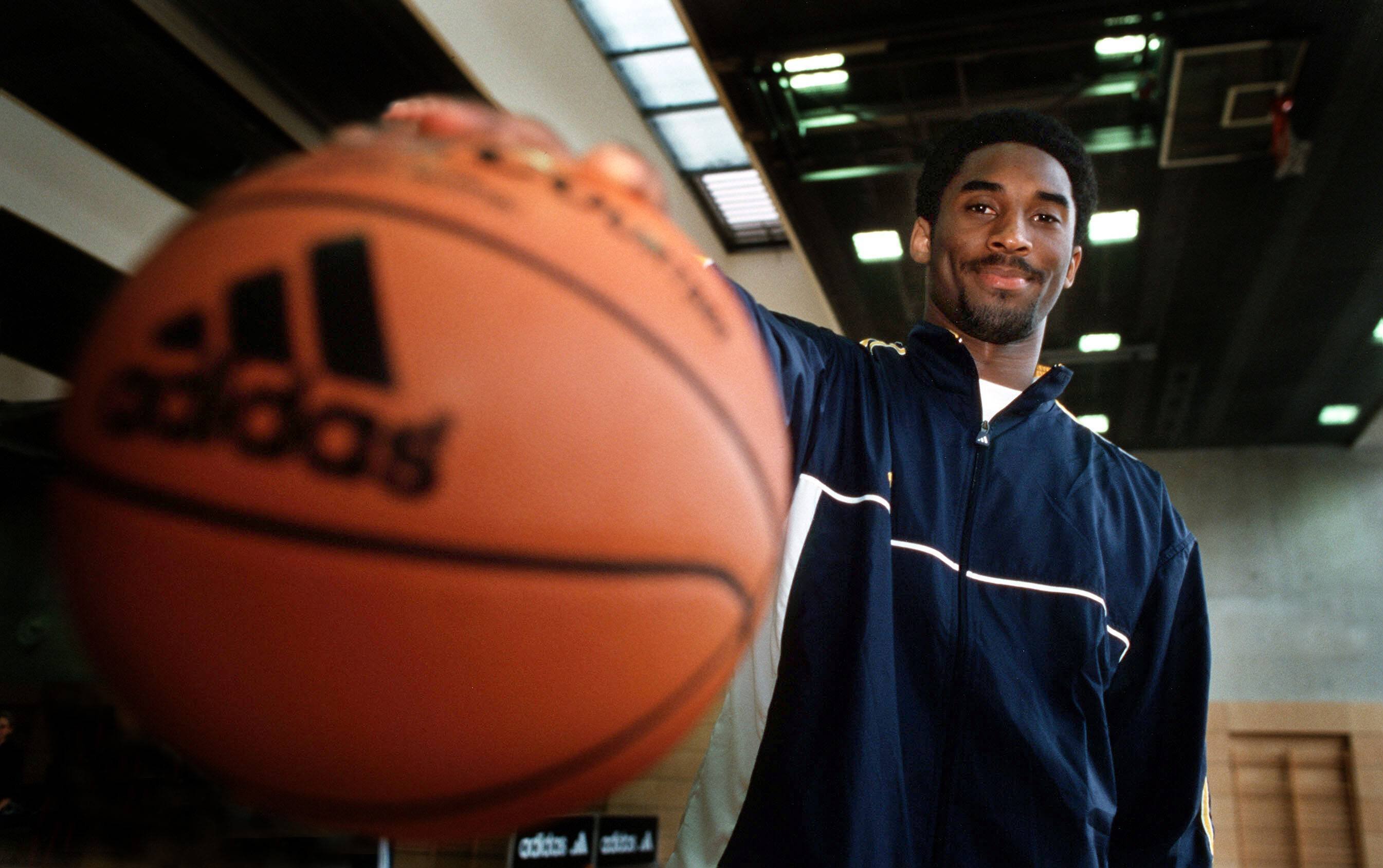 Foto von Kobe Bryant (L.A. Lakers) mit Ball beim Adidas ABC Camp in Berlin 1999.