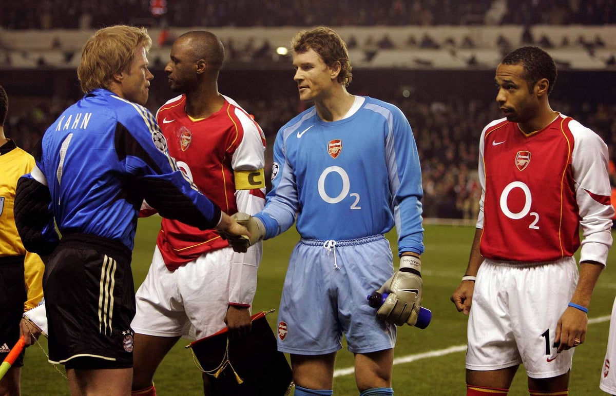 Torhüter Oliver Kahn (Bayern, links) begrüßt seinen Gegenspieler Jens Lehmann (2. von rechts), der von Thierry Henry (rechts) genau beobachtet wird; 2. von rechts Patrick Vieira (alle Ars