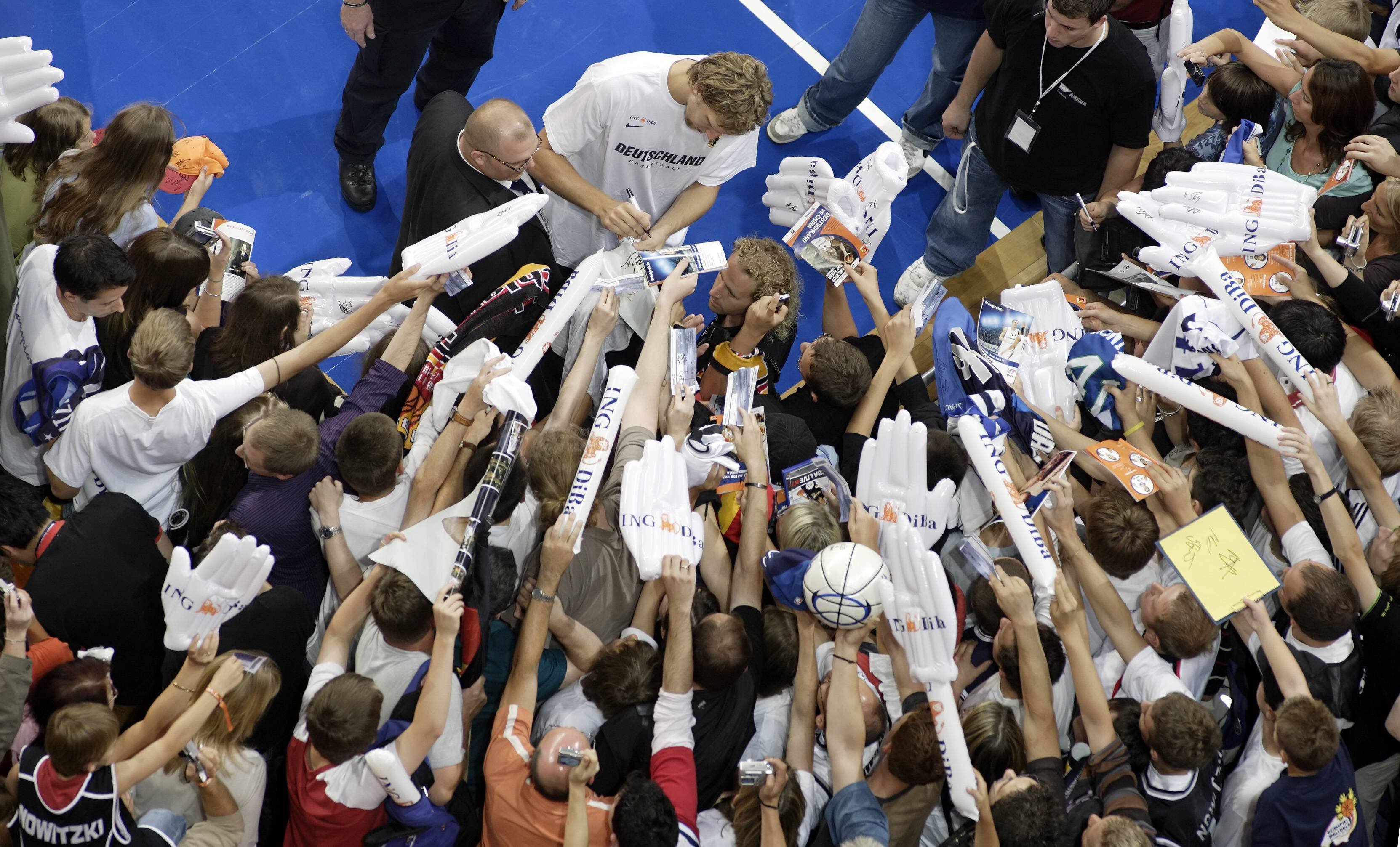 Foto von Dirk Nowitzki (Deutschland), umringt von Autogrammjägern.