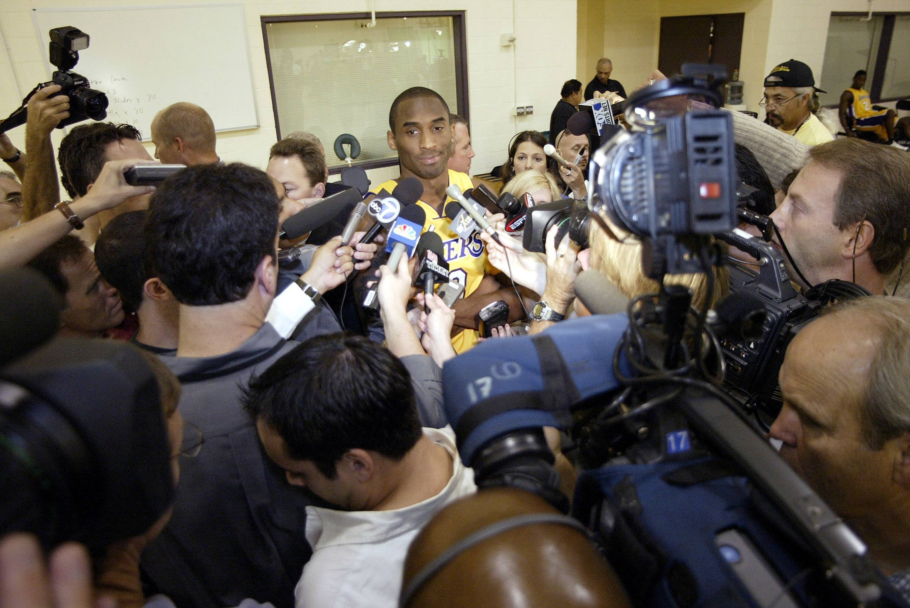Foto von Kobe Bryant (LA Lakers) mit Journalisten während des NBA Media Day 2003.