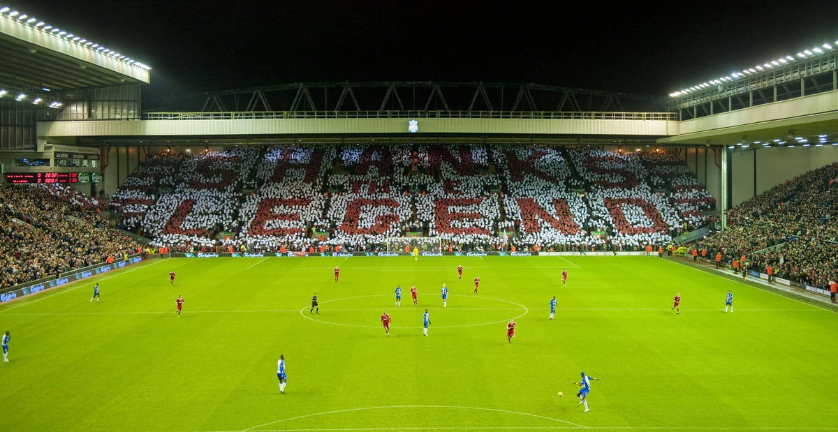 Liverpool-Fans auf dem Spion Kop halten ein Mosaik mit der Aufschrift SHANKS THE LEGEND hoch, um den 50. Jahrestag der Ankunft von Trainer Bill Shankly im Verein zu feiern.