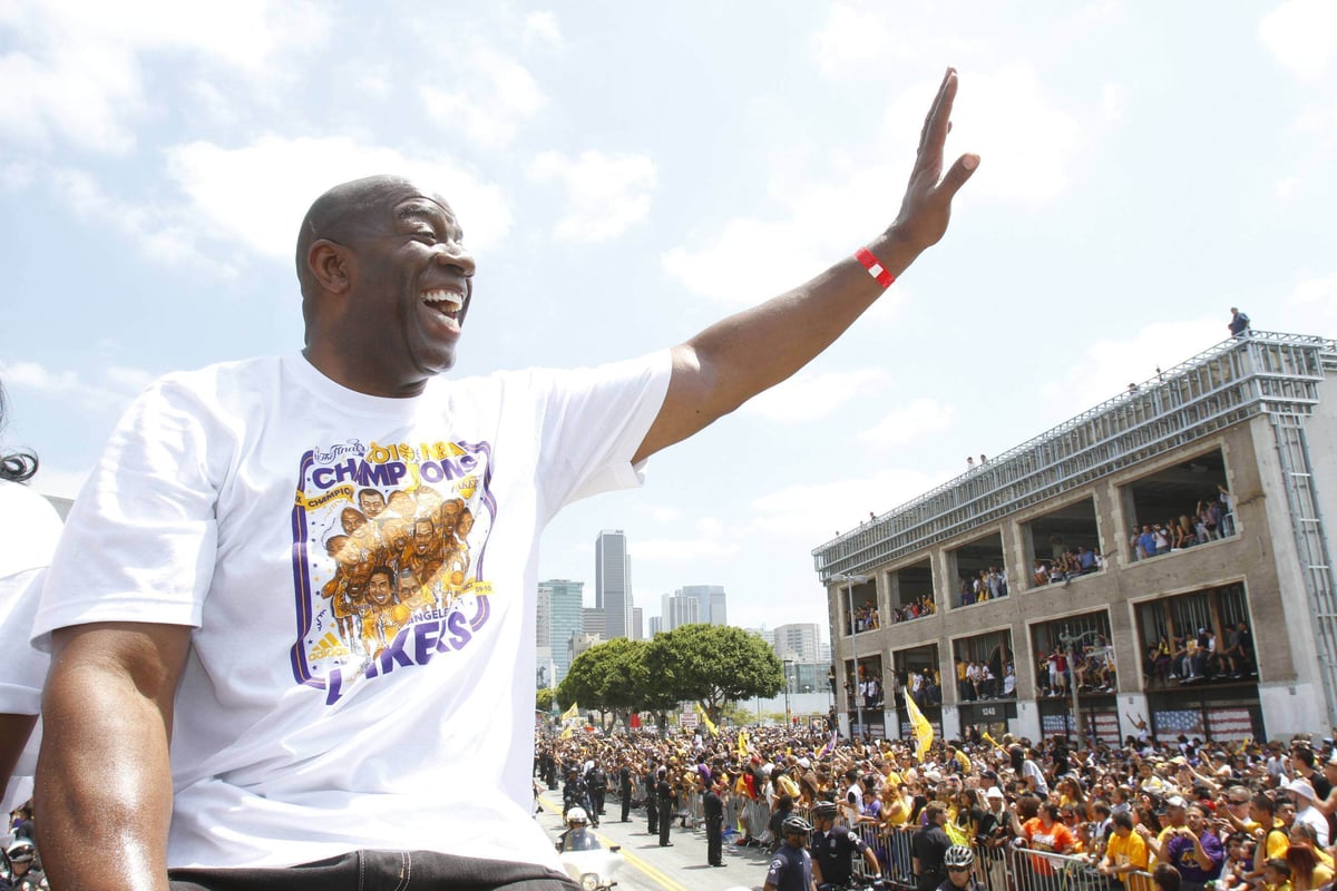 Magic Johnson parade winkt