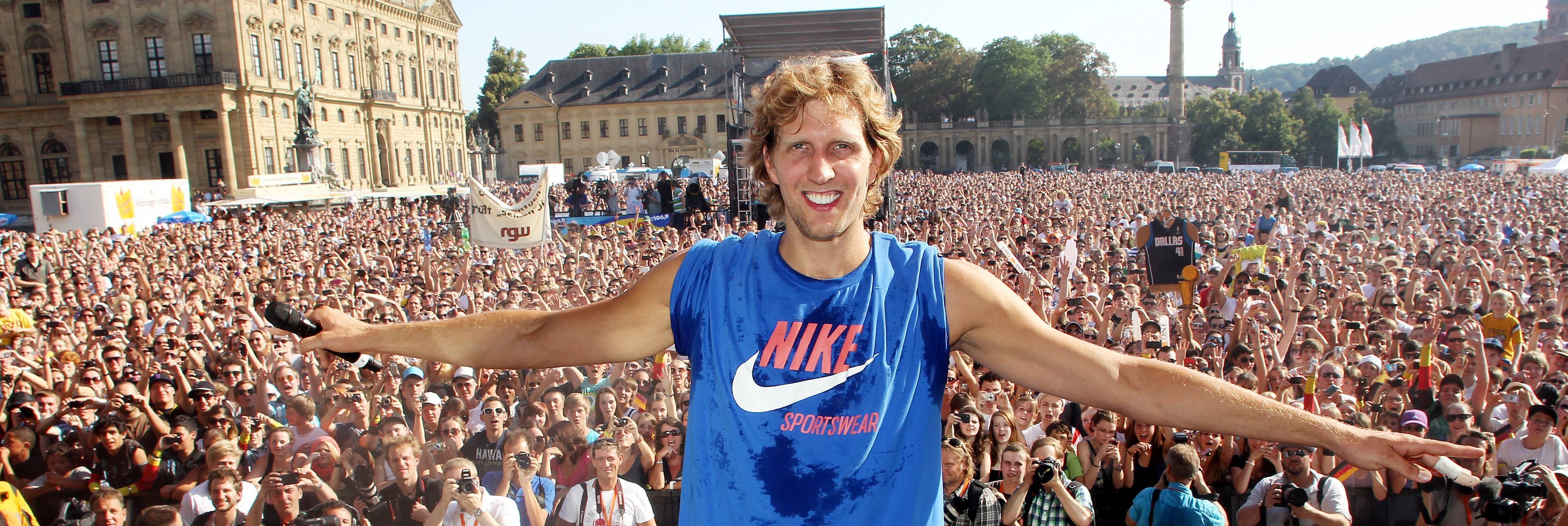 Foto vom Empfang für NBA-Basketballspieler Dirk Nowitzki (Dallas Mavericks) in seiner Heimatstadt Würzburg anlässlich seines Meistertitels.