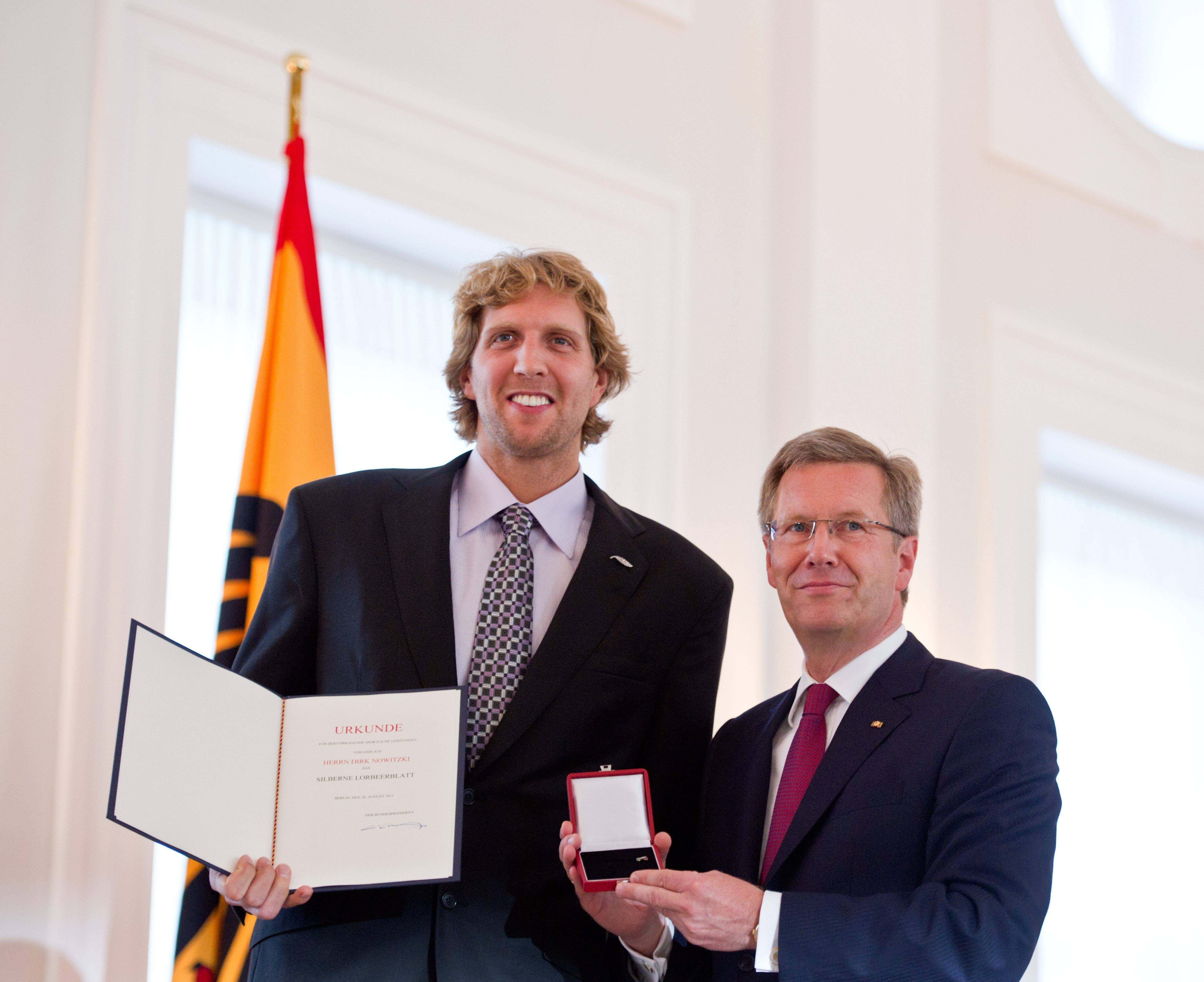 Foto von Dirk Nowitzki (Dallas Mavericks) und dem ehemaligen deutschen Bundespräsidenten Christian Wulff.