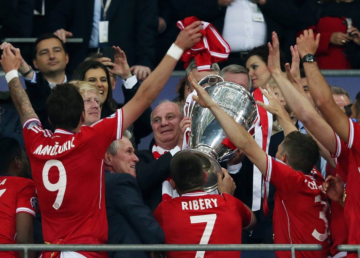 Siegerehrung Bayern München mit Trophäe Von links Mario Mandzukic (Bayern), Trainer Jupp Heynckes (Bayern), Präsident Uli Hoeneß (FCB), Franck Ribery (Bayern), Bastian Schweinsteiger (Bayern) . 