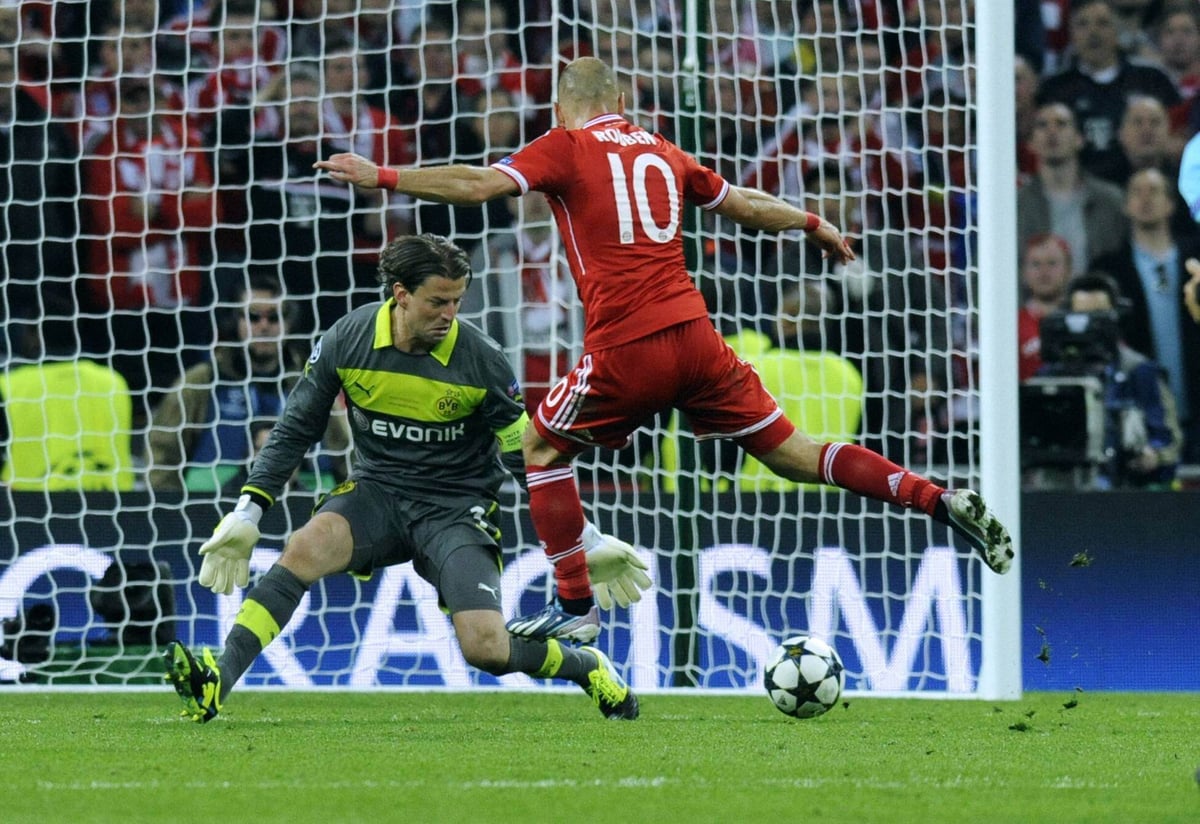 Das entscheidende Tor zum 2:1-Sieg der Bayern durch Arjen Robben (FCB) gegen Roman Weidenfeller (BVB), in Aktion.