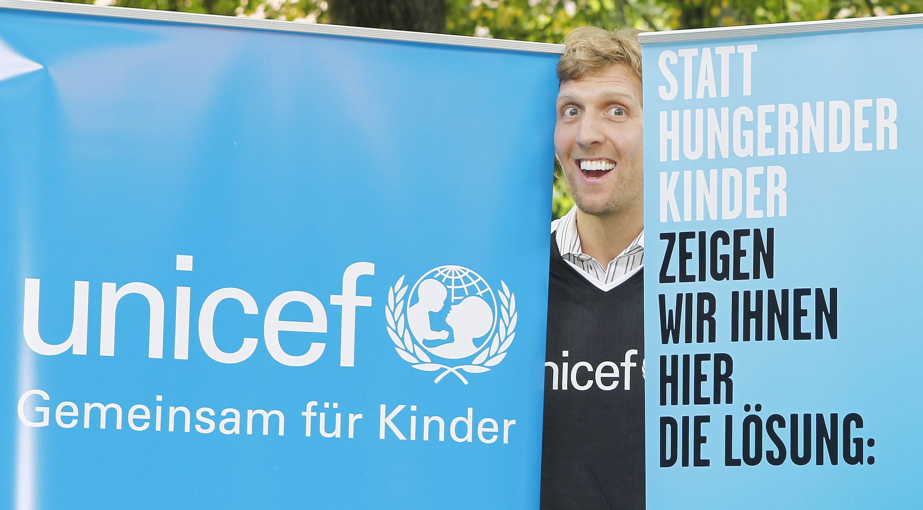 Foto des deutschen Basketballspielers Dirk Nowitzki von den Dallas Mavericks (NBA), der am 8. September 2013 in Wörth am Main, Unterfranken, offiziell als UNICEF-Botschafter vorgestellt wurde.