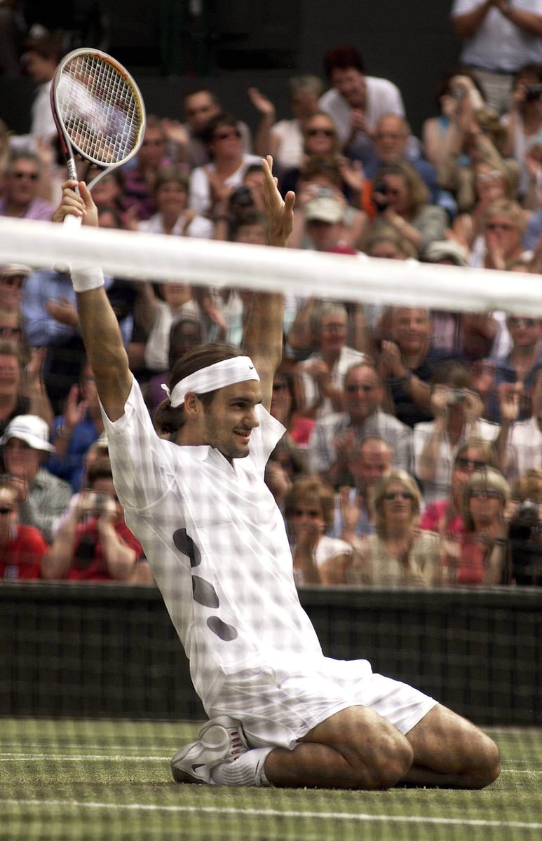 Roger Federer celebrates on his knees