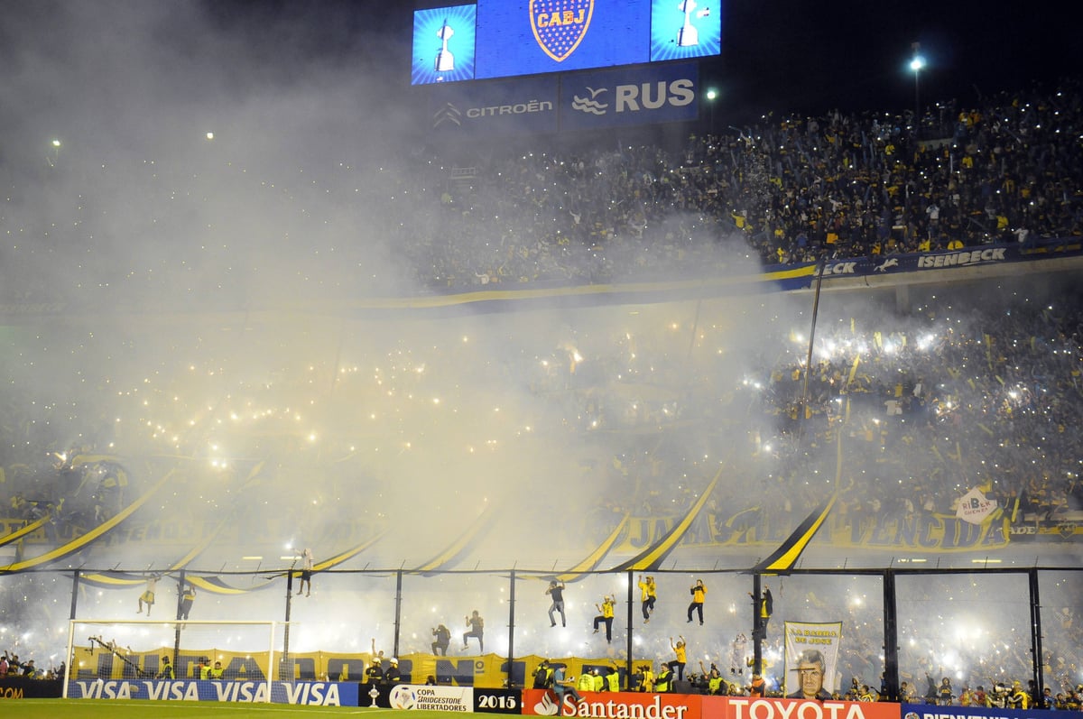 Fans von Boca Juniors Buenos Aires im Estadio La Bombonera.