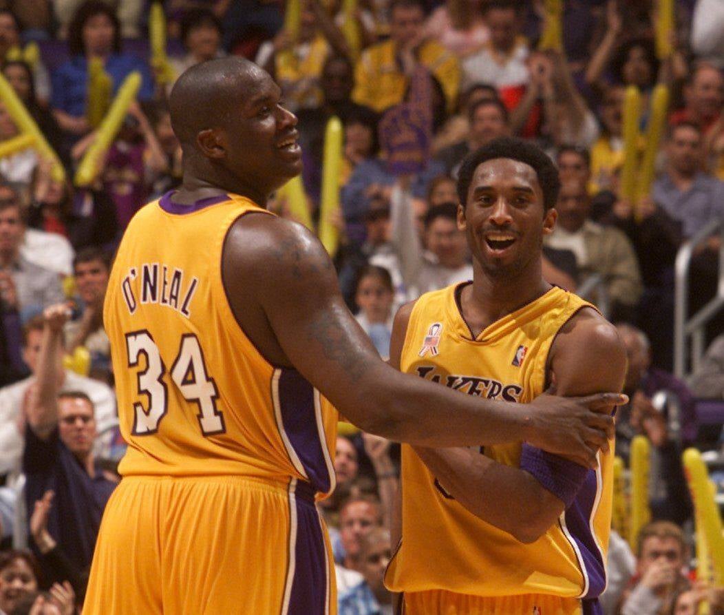 Foto von Shaquille O’Neal und Kobe Bryant von den Lakers, wie sie in den letzten Minuten des 117:103-Siegs der Lakers über die New York Knicks gemeinsam lachen.