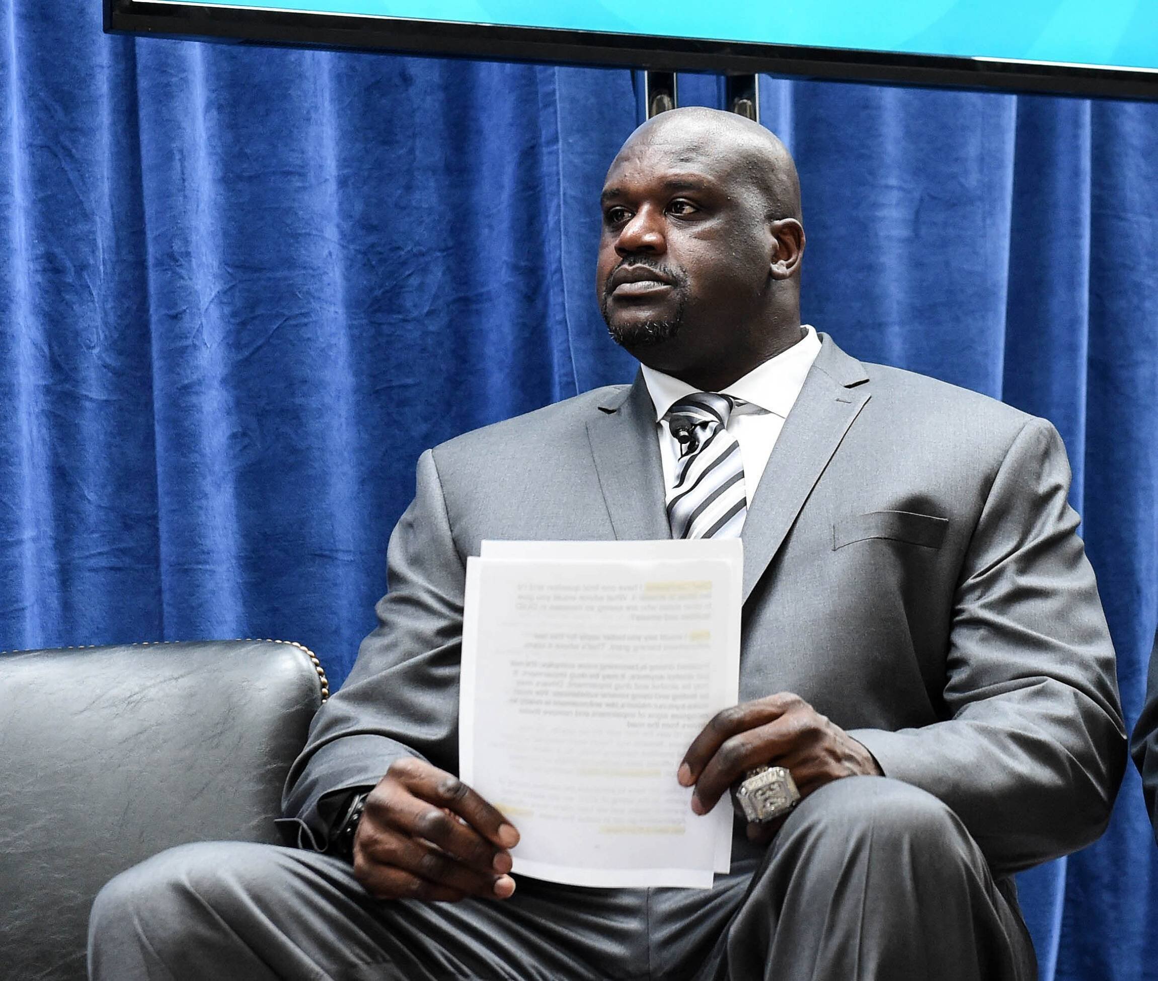 Foto von US-Star Shaquille O’Neal, der als Reservepolizist des Doral Police Department an einer Podiumsdiskussion zum Thema Drogenbeeinflusstes Fahren: Die Herausforderungen für die Strafverfolgung in Washington, D.C. teilnimmt und auf seinen Redebeitrag wartet.