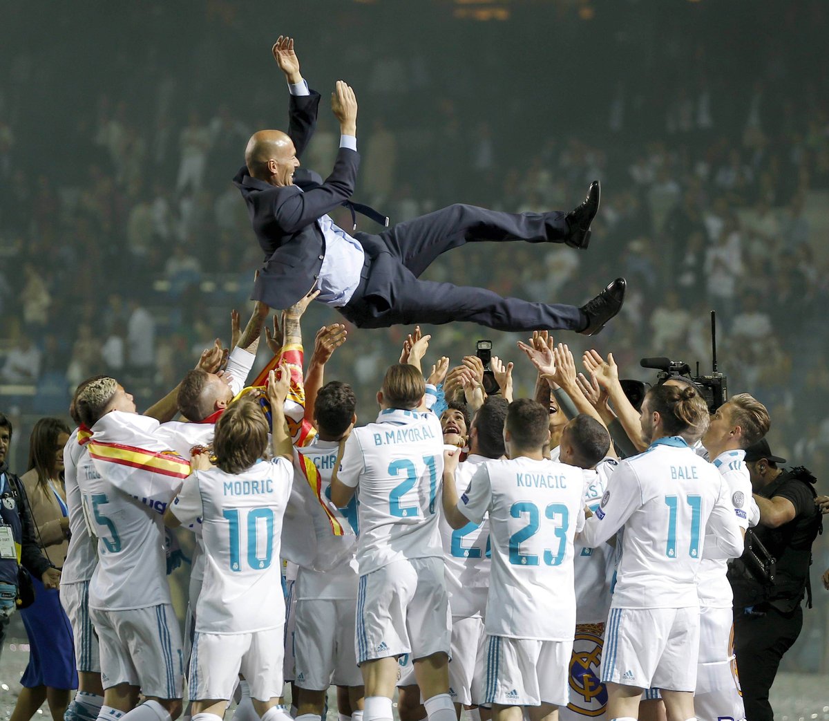 Jubel bei Real Madrid nach dem Gewinn des Champions-League-Titels. In diesem Bild die Würdigung von Zidane durch die Mannschaft.