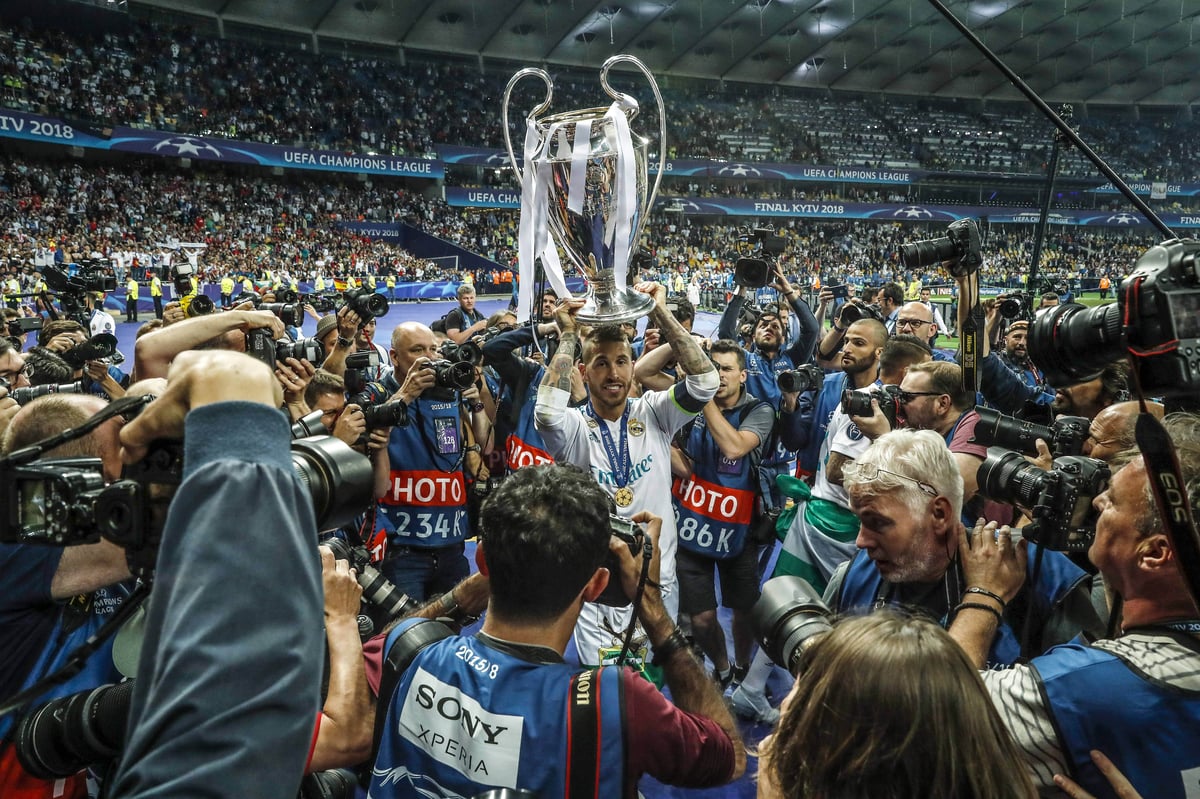 Sergio Ramos von Real Madrid mit der Trophäe der UEFA Champions League, Coupe des clubs Champions Europeens, während des Endspiels der UEFA Champions League.