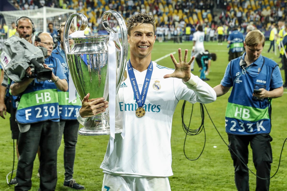 Cristiano Ronaldo von Real Madrid mit der Trophäe der UEFA Champions League, Coupe des clubs Champions Europeens, während des Endspiels der UEFA Champions League.