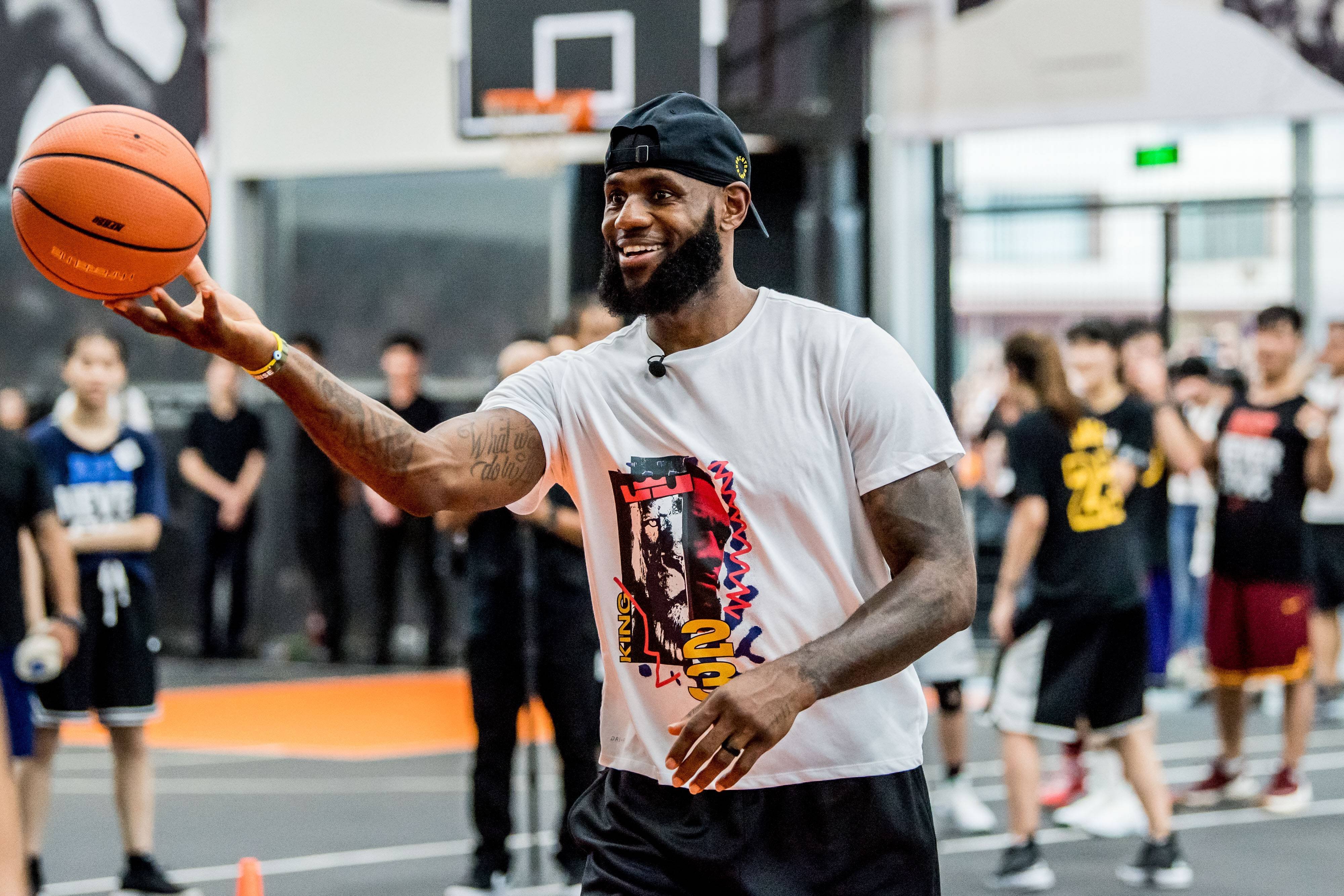 Foto von NBA-Basketball: US-Star LeBron James von den Los Angeles Lakers zeigt seine Basketballkünste während seiner China-Reise in Shanghai.