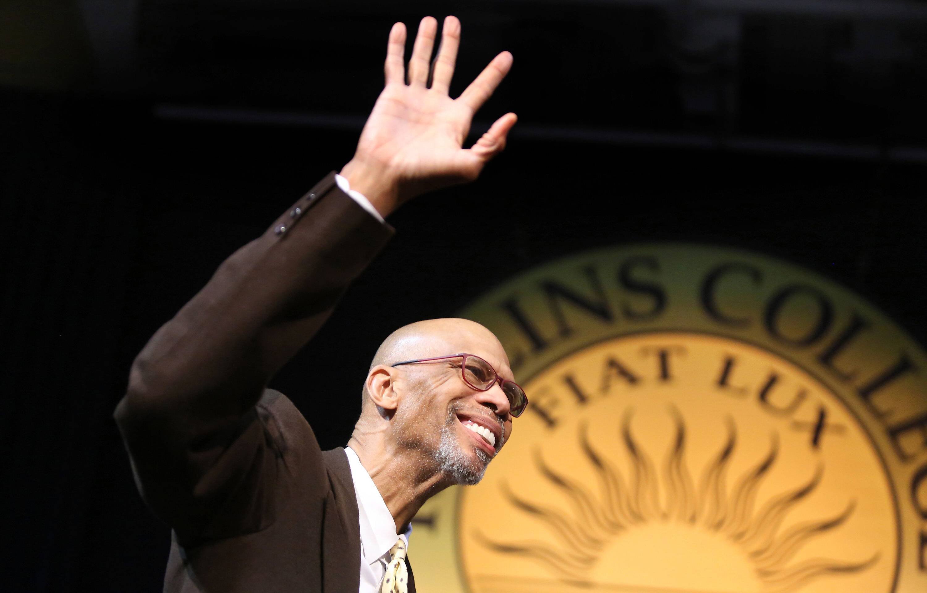 Foto von Basketballlegende und Bürgerrechtler Kareem Abdul-Jabbar, wie er die Bühne am Rollins College in Winter Park betritt.