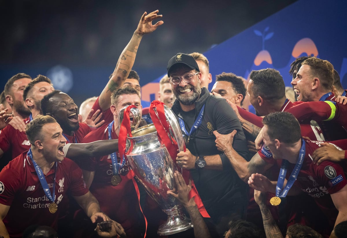 Trainer Jürgen Klopp Liverpool mit Pokal, Xherdan Shaqiri Liverpool , Naby Keita Liverpool , James Milner Liverpool , Dejan Lovren Liverpool , Jordan Henderson Liverpool - Tottenham Hotspur FC Liverpool.