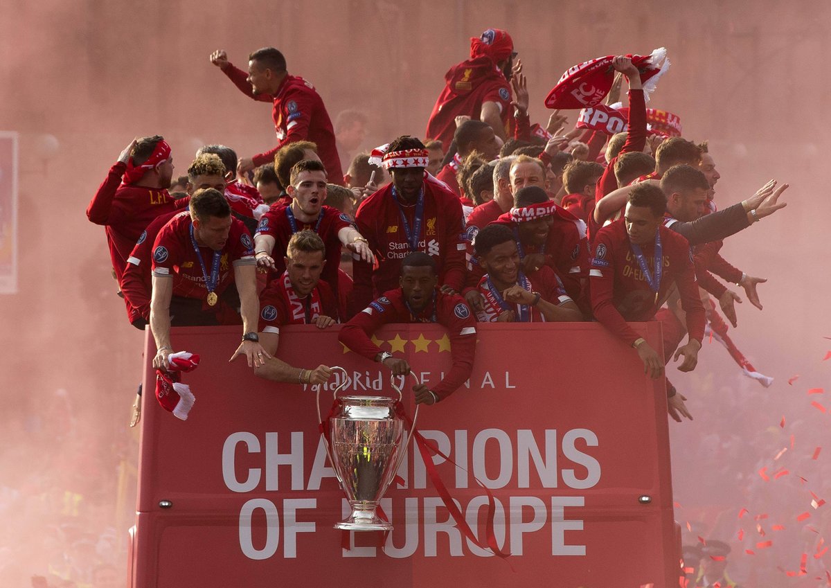 Festumzug des FC Liverpool nach dem Sieg im Champions-League-Finale gegen Tottenham Hotspur am 1. Juni in Madrid; die Mannschaft zeigt die Trophäe vorne am Bus am Ende der Strecke.