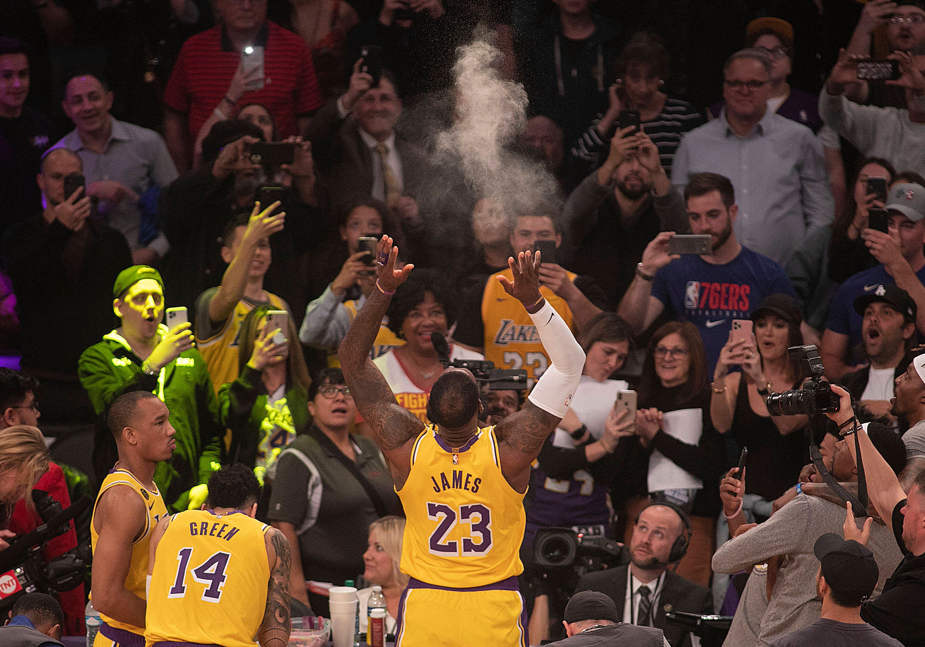 Foto von LeBron James (23) von den Los Angeles Lakers, wie er vor dem NBA-Spiel der Herrenmannschaft der USA gegen die Philadelphia 76ers Puder in die Luft wirft.