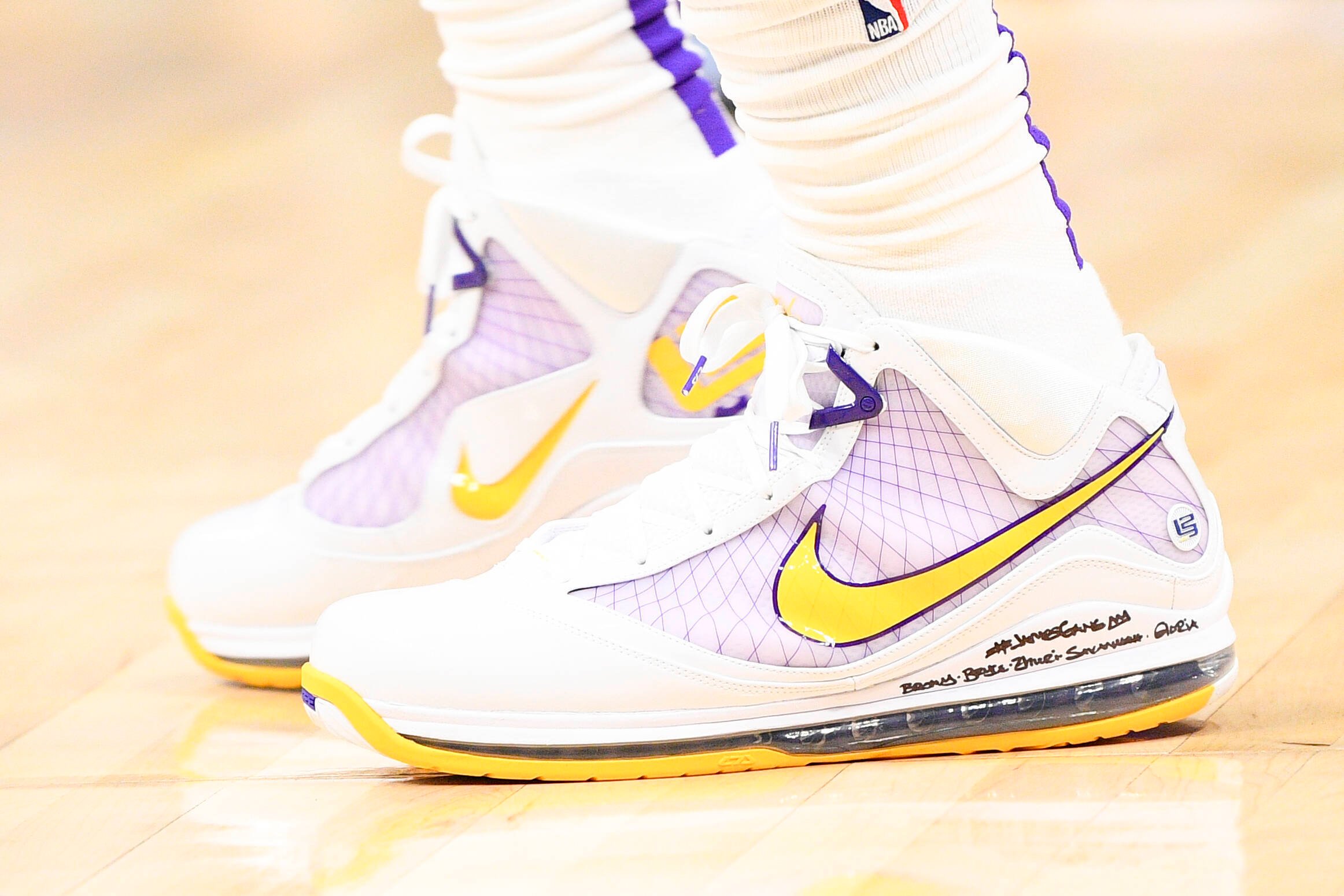 Foto von den Nike Air Jordan Schuhen von LeBron James (23), Forward der Los Angeles Lakers, während eines NBA-Spiels zwischen den Los Angeles Lakers und den Los Angeles Clippers.
