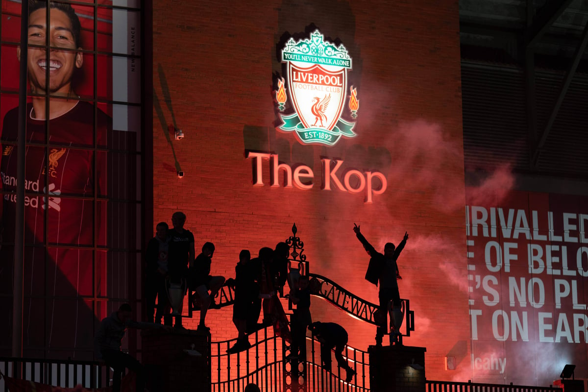 Liverpool gegen Chelsea Fans feiern vor dem Stadion in Anfield.