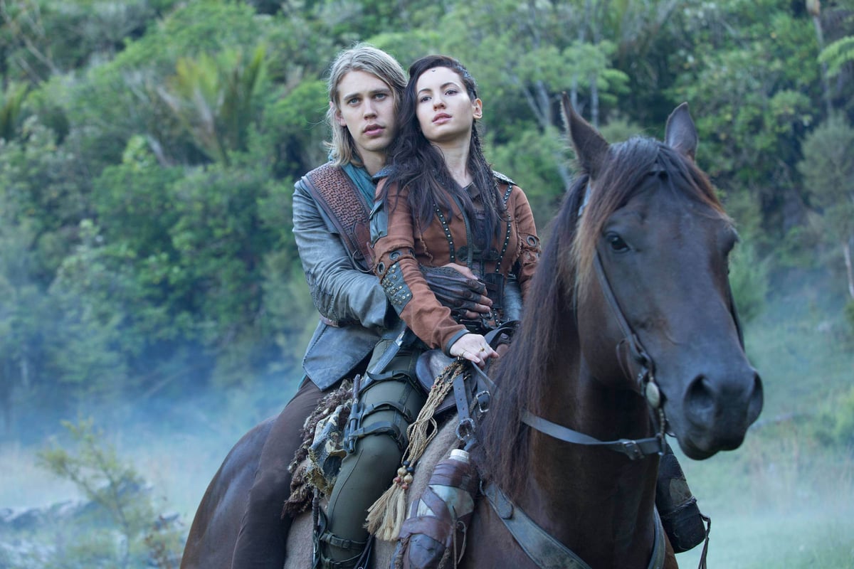 Austin Butler and Ivana Baquero on a horse in the TV-Show “The Shannara Chronicles”. 