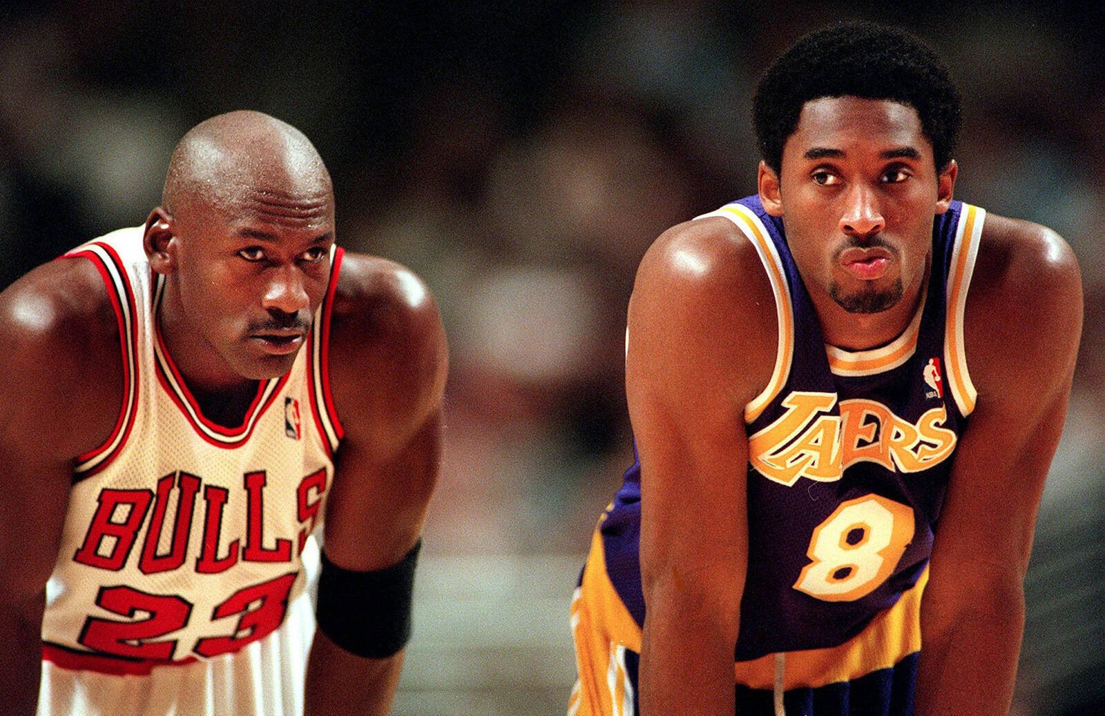 Foto von Michael Jordan im Gespräch mit Kobe Bryant während Freiwürfen im Jahr 1997.
