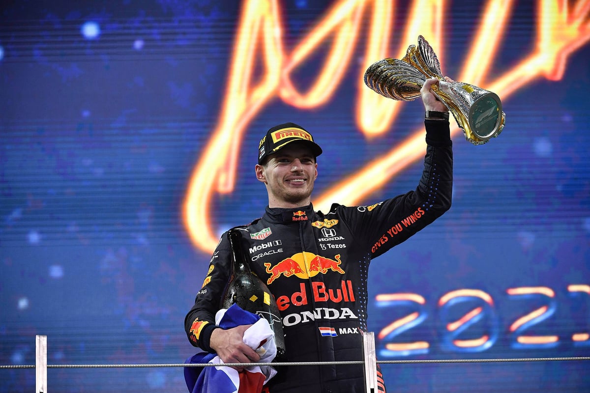 Max Verstappen hebt seinen 1. Formel-1-Weltmeisterschaftspokal nach dem Großen Preis von Abu Dhabi (Vereinigte Arabische Emirate).