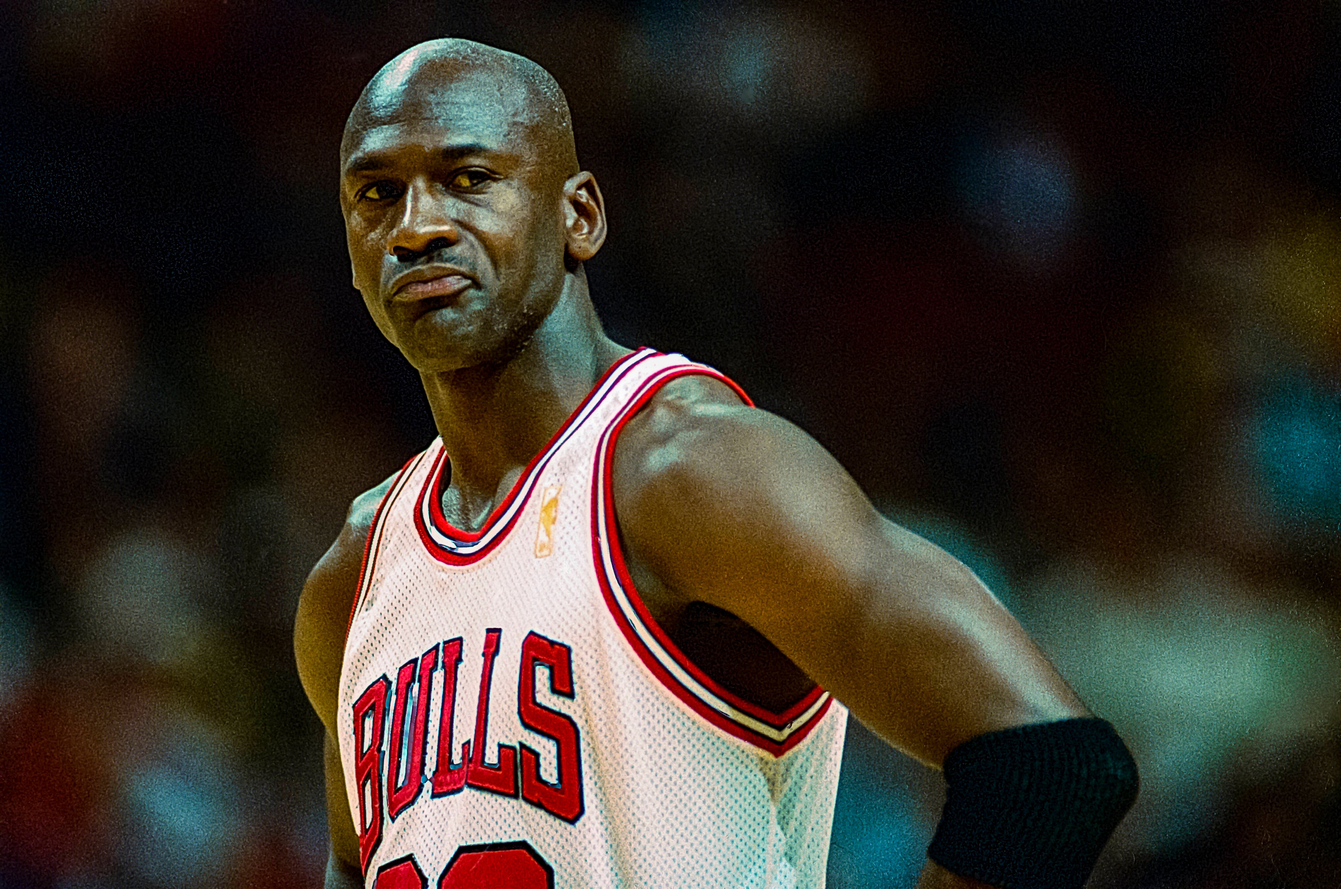 Foto von Michael Jordan, Chicago Bulls, im Einsatz in einem Spiel gegen die Phoenix Suns im Jahr 1996.