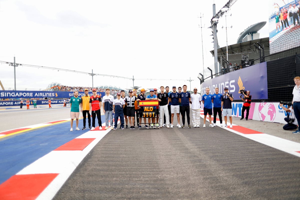 2022 F1 drivers pose 350th race of Fernando Alonso