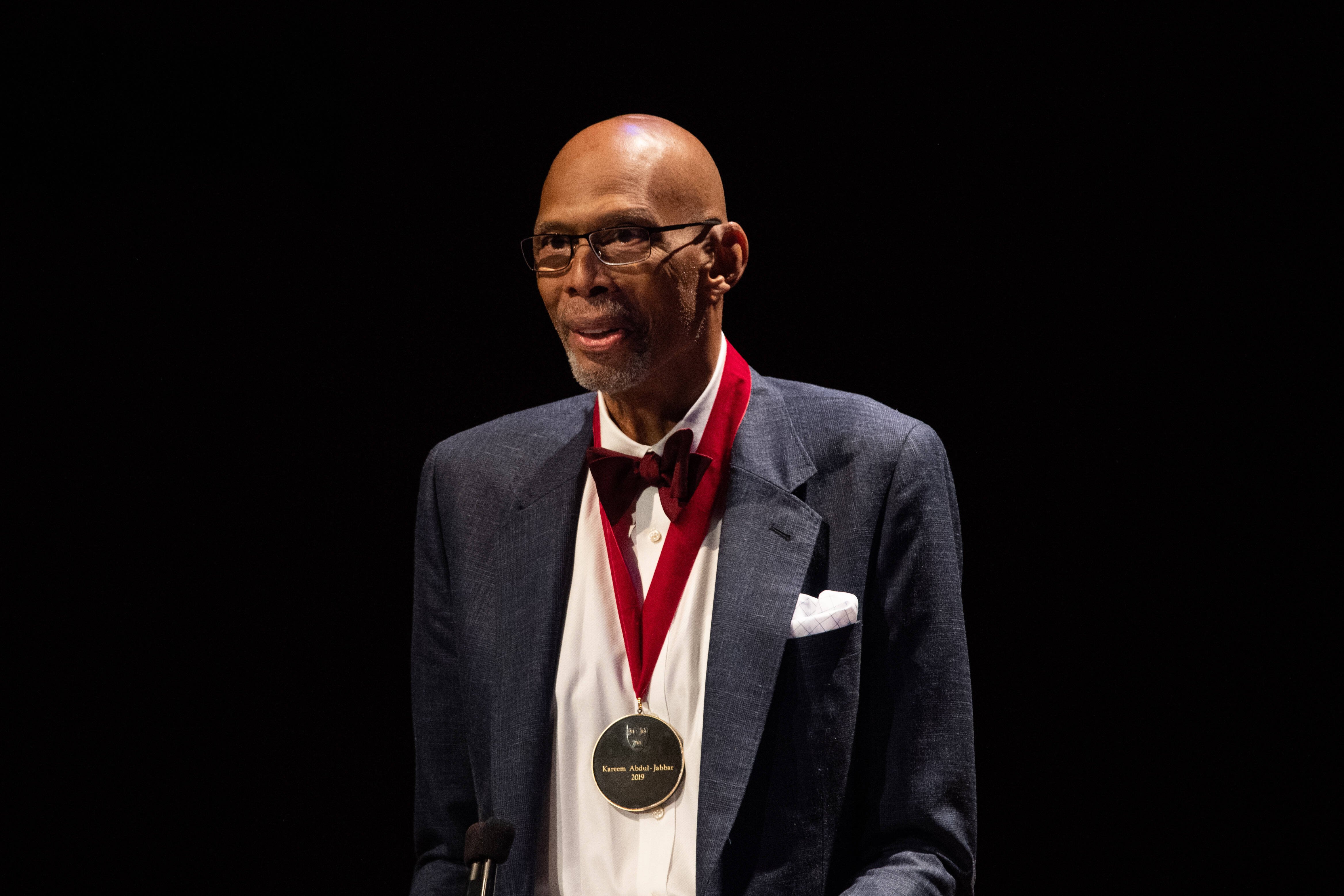 Foto von Basketballlegende und Hall of Famer Kareem Abdul-Jabbar (USA), wie er nach der Entgegennahme seiner Medaille bei der Hutchins Center Honors der Harvard University zur Öffentlichkeit spricht.