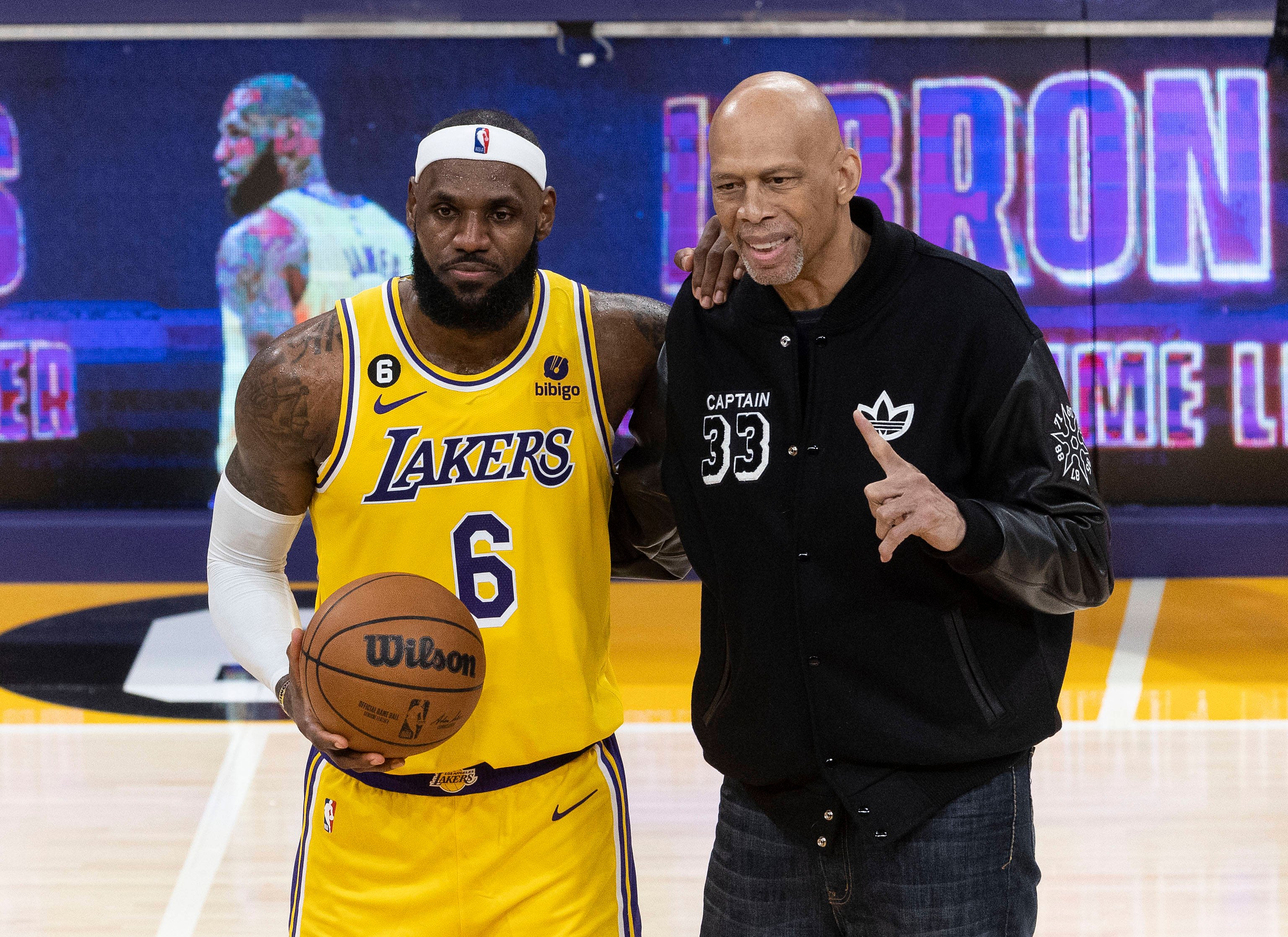 Foto von LeBron James (6) von den Los Angeles Lakers, wie er nach dem Übertreffen des Allzeit-Punkterekords von 38.388 Punkten für ein Foto mit Kareem Abdul-Jabbar posiert.