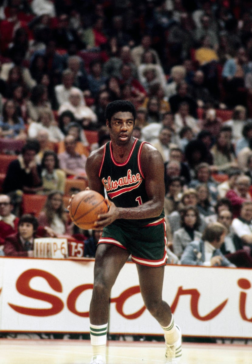 Oscar Robertson dribbelt