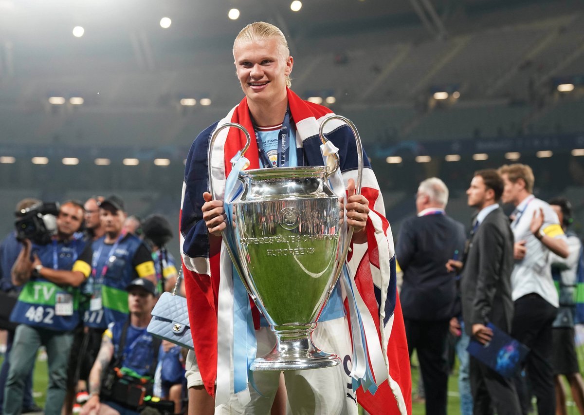 Erling Haaland feiert mit dem Pokal nach dem Sieg über Inter Mailand im Finale der UEFA Champions League im Atatürk-Olympiastadion in Istanbul.