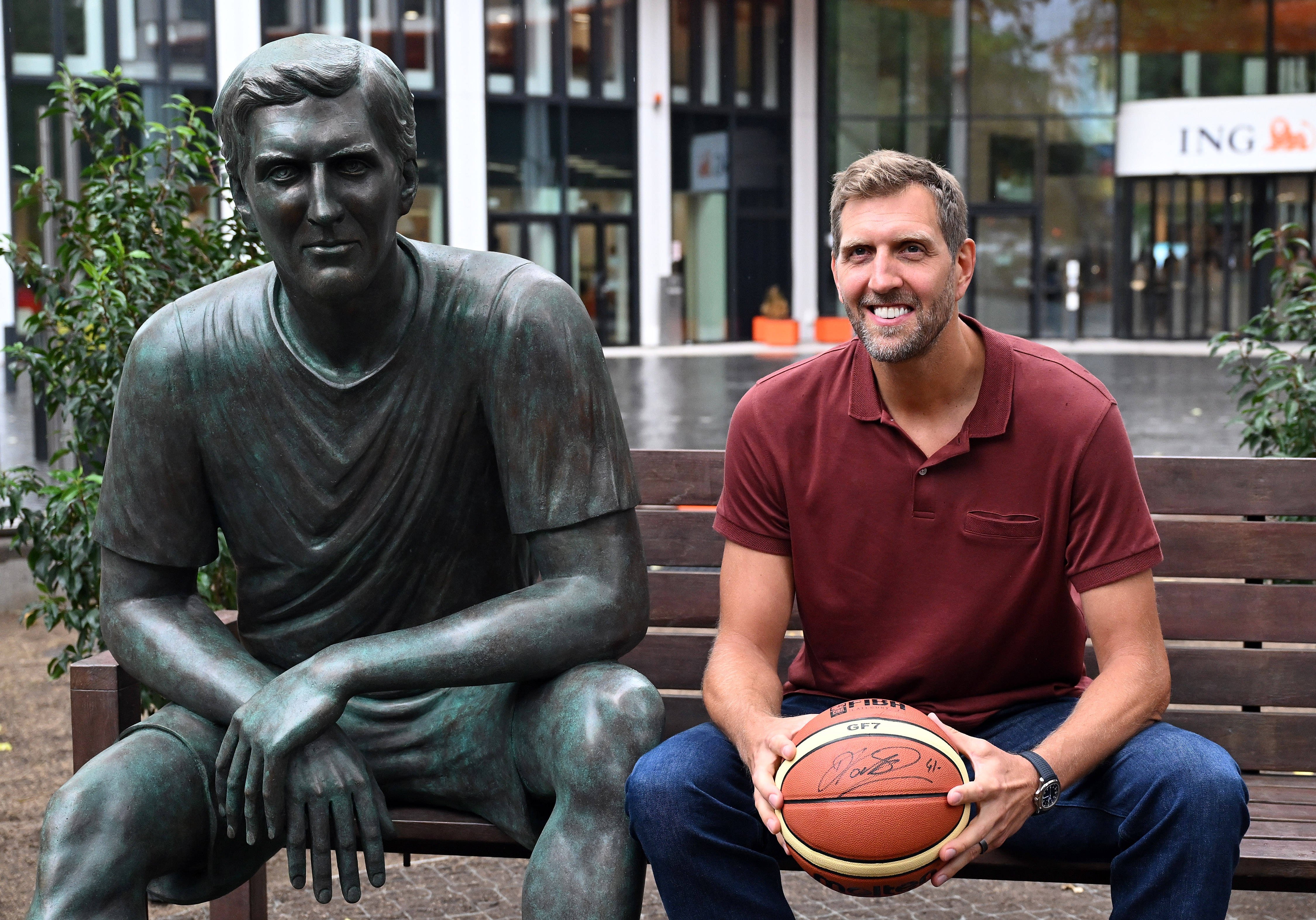 Foto von Dirk Nowitzki und seiner Statue in Deutschland.