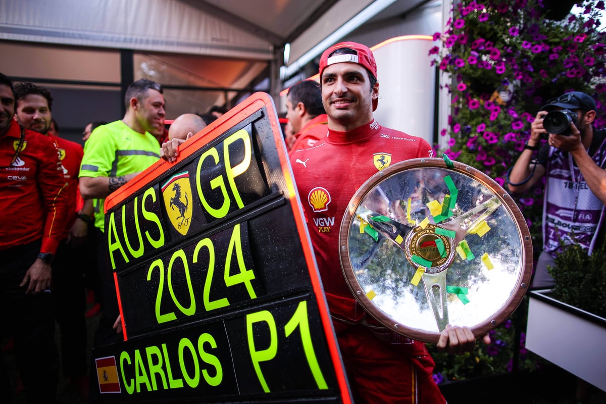 Carlos Sainz mit Trophäe beim 2024 Australien GP F1