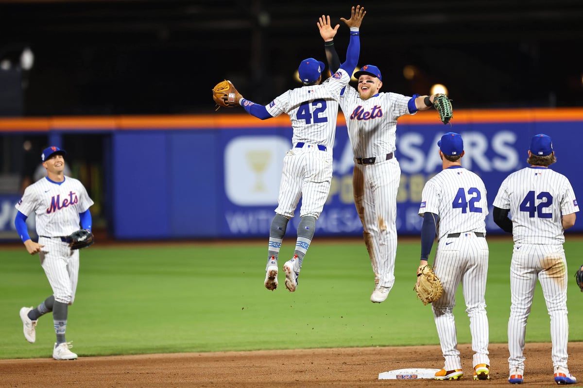 Die New York Mets feiern ihren 6:3-Sieg gegen die Pittsburgh Pirates.