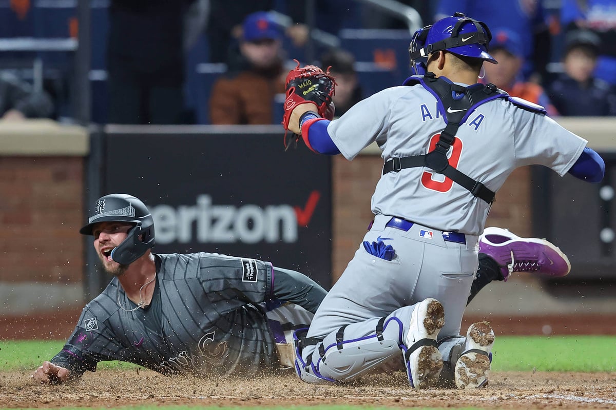 Der First Baseman der New York Mets, Pete Alonso (20), wird von Catcher Miguel Amaya (9) von den Chicago Cubs aus dem Spiel genommen, als er versucht, mit einem Fly Ball zu punkten.