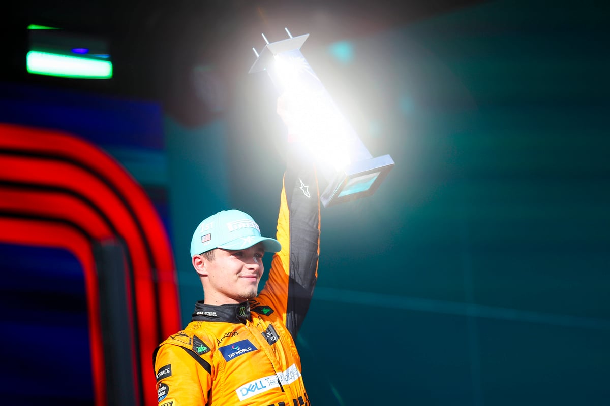 Lando Norris hebt seine Trophäe nach dem Sieg beim Formel-1-Grand-Prix von Miami 2024.