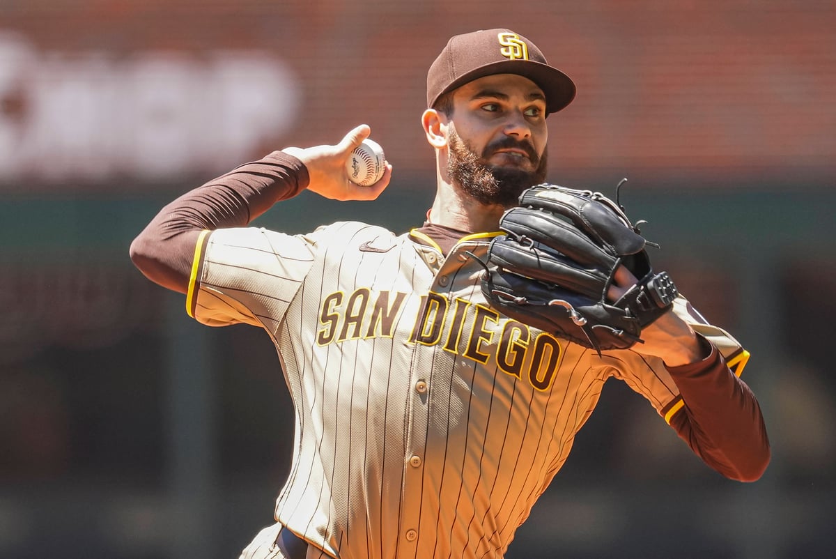 Der Starting Pitcher der San Diego Padres, Dylan Cease (84), wirft gegen die Atlanta Braves.