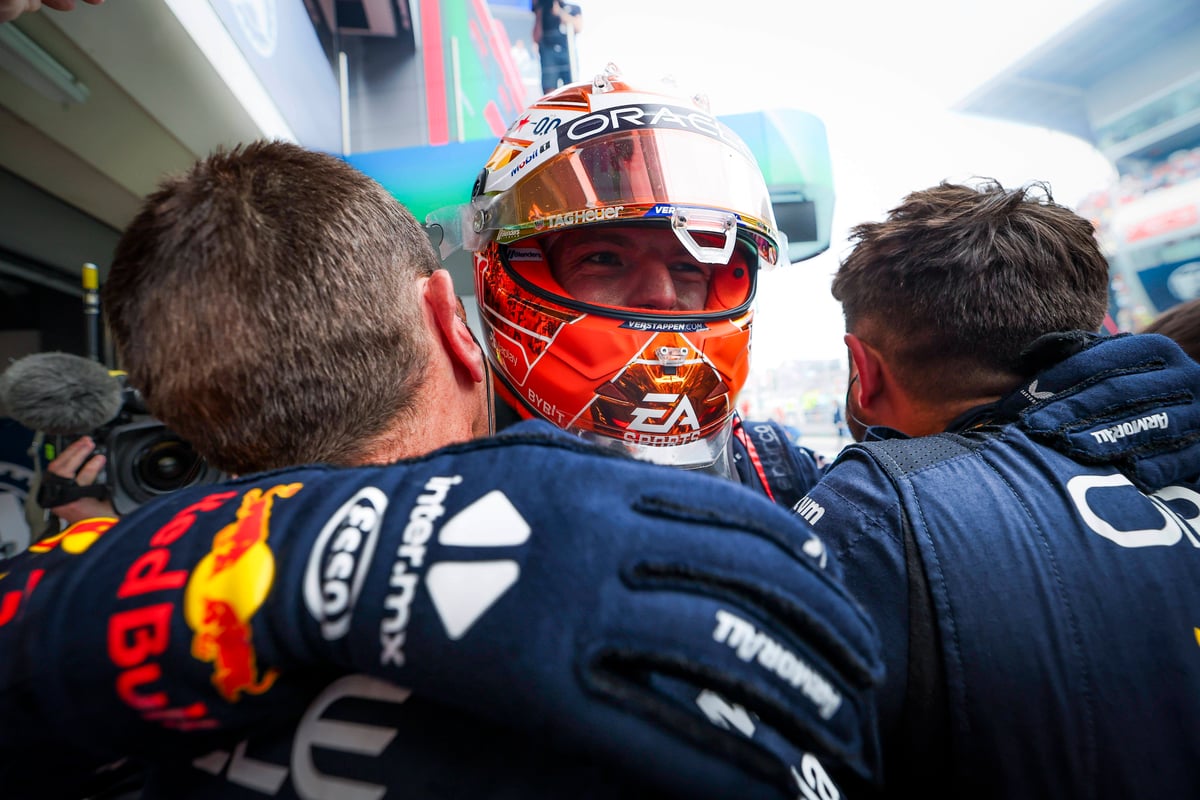 Max Verstappen feiert mit seinem Team nach dem Formel 1 Grand Prix auf dem Circuit de Barcelona-Catalunya in Montmeló, Spanien.