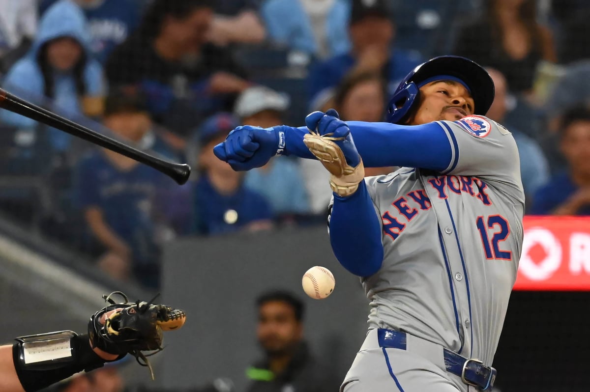 Francisco Lindor (12) verliert gegen die Toronto Blue Jays den Griff an seinem Schläger.