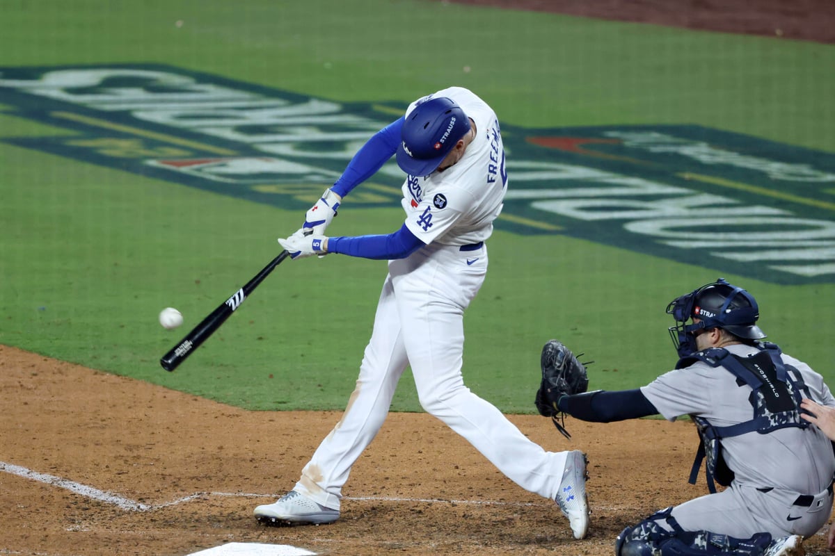 Der First Baseman der Los Angeles Dodgers, Freddie Freeman (5), schlägt einen Grand Slam Home Run.