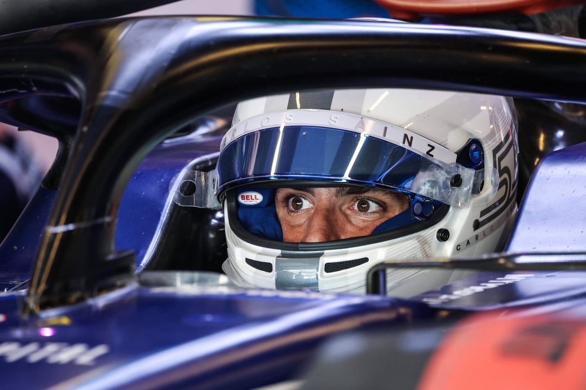 Carlos Sainz während des Nachsaisontests der Formel 1 in Abu Dhabi 2024.