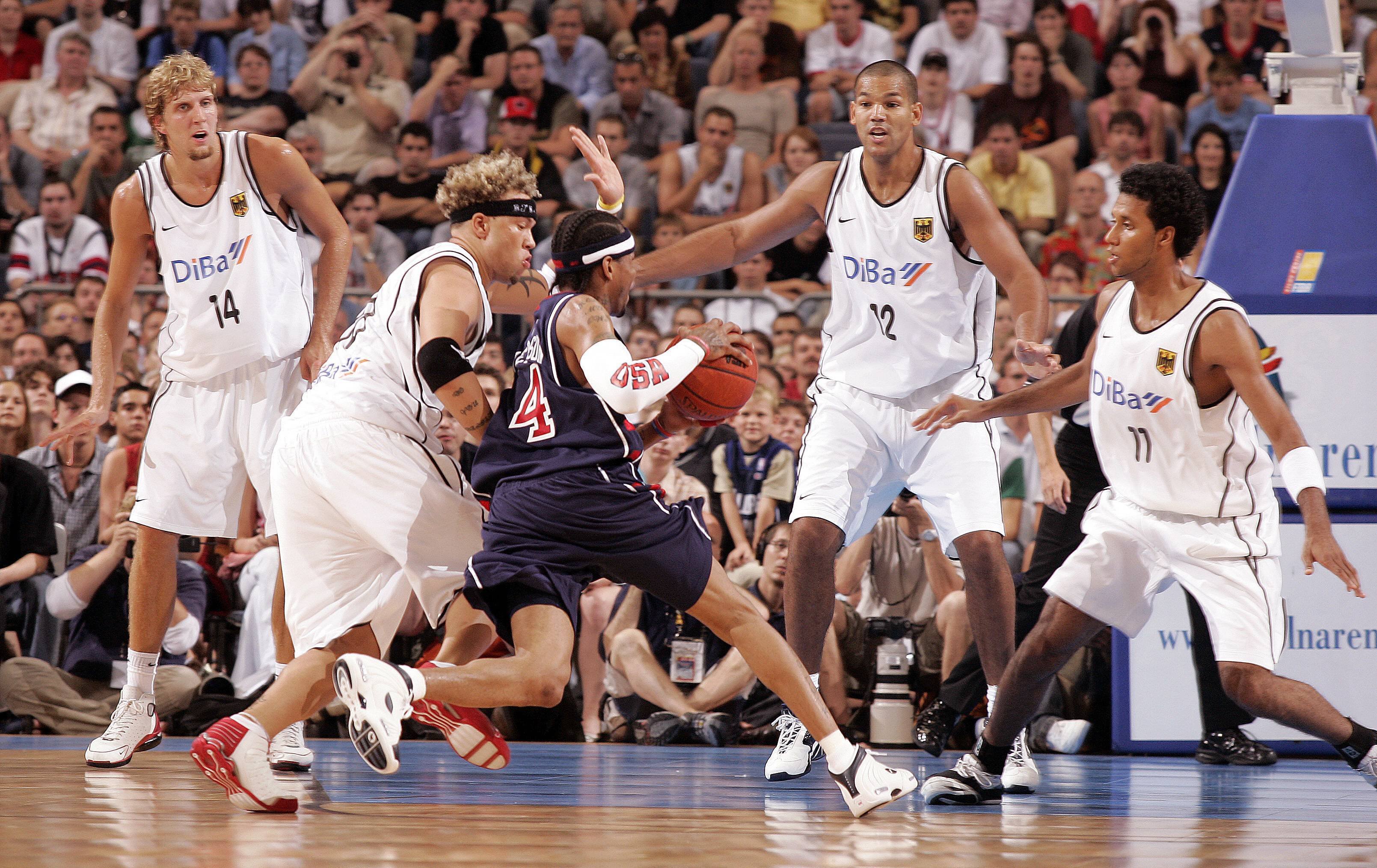 Foto von Allen Iverson (USA) im Duell mit Dirk Nowitzki, Misan Nikagbatse, Stephen Arigbabu und Stefano Garris.