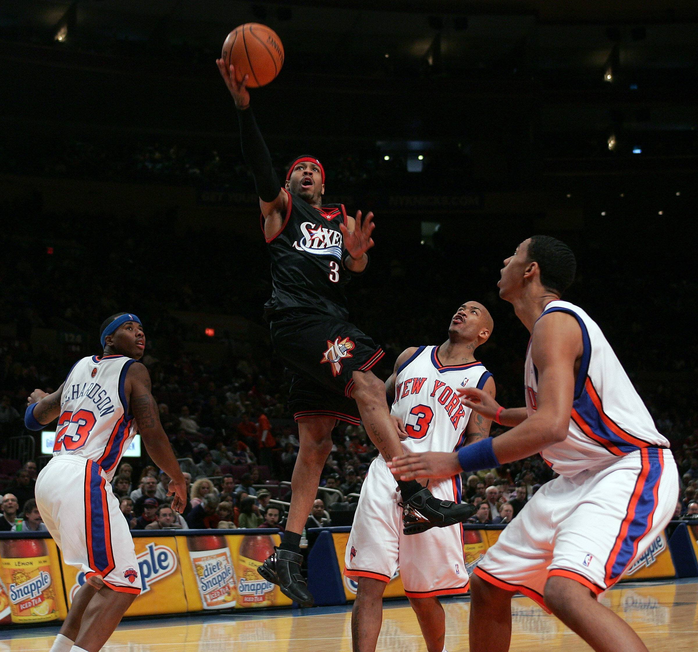 Foto von Allen Iverson (Philadelphia 76ers) beim Layup gegen Trevor Ariza und Quentin Richardson (New York Knicks).