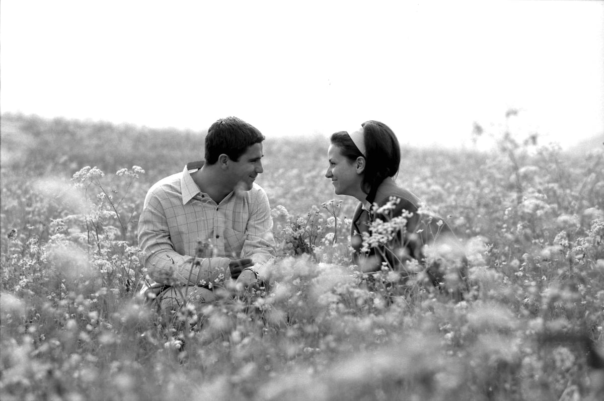 Gerd Müller mit Frau im Blumenfeld