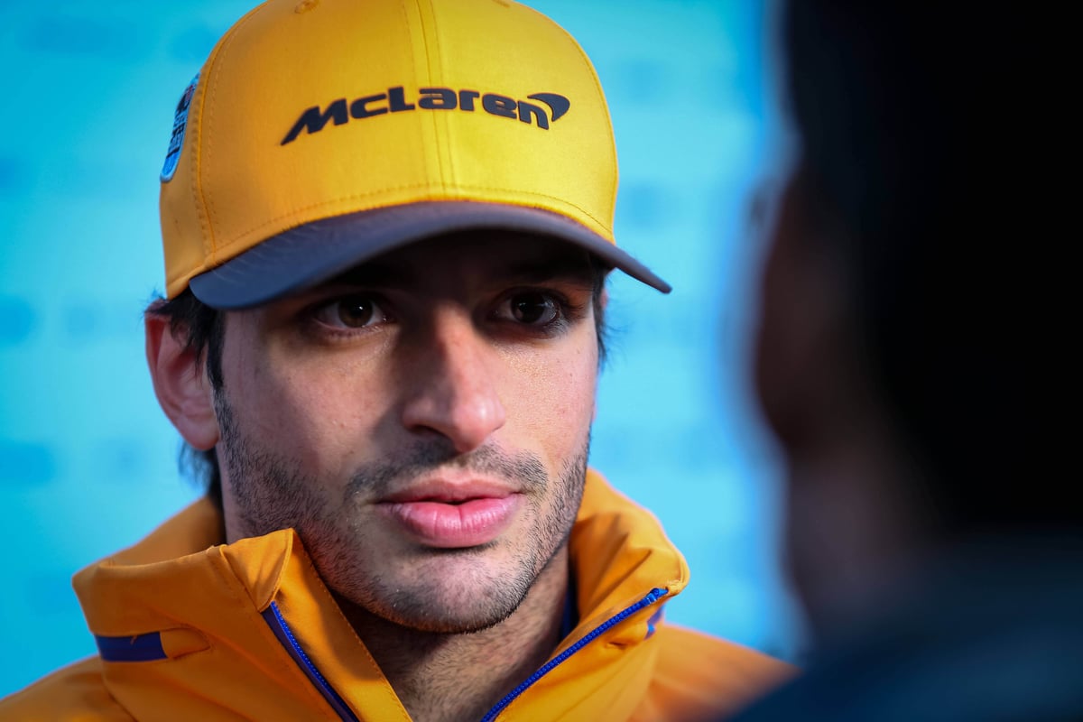 Carlos Sainz Jr. nimmt an den Tests für die neue Formel-1-Saison auf dem Circuit de Catalunya in Montmelo, Barcelona, teil.