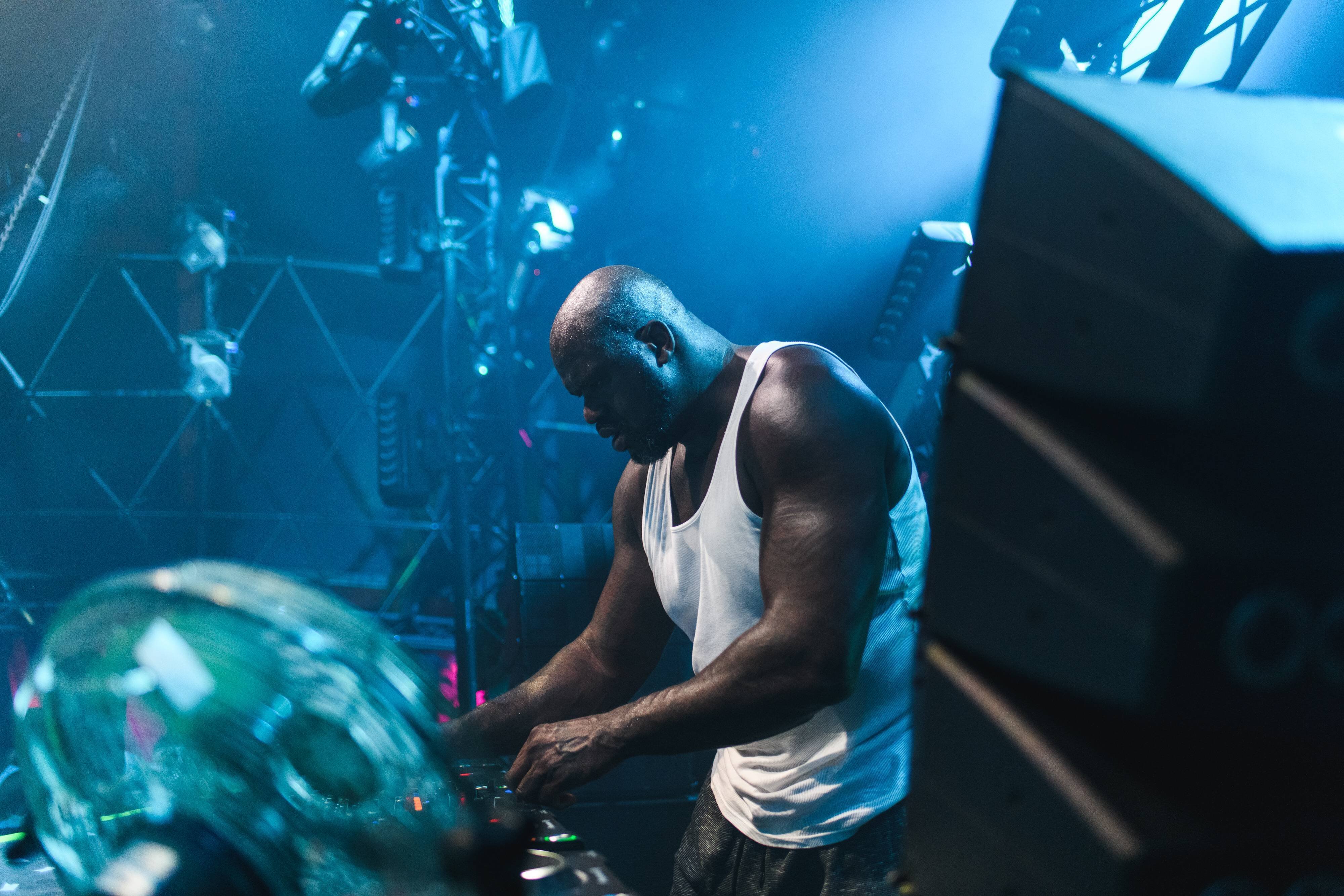 Foto von Shaquille O’Neal als DJ Diesel beim Pow Wow Festival am Strand von Zrće.